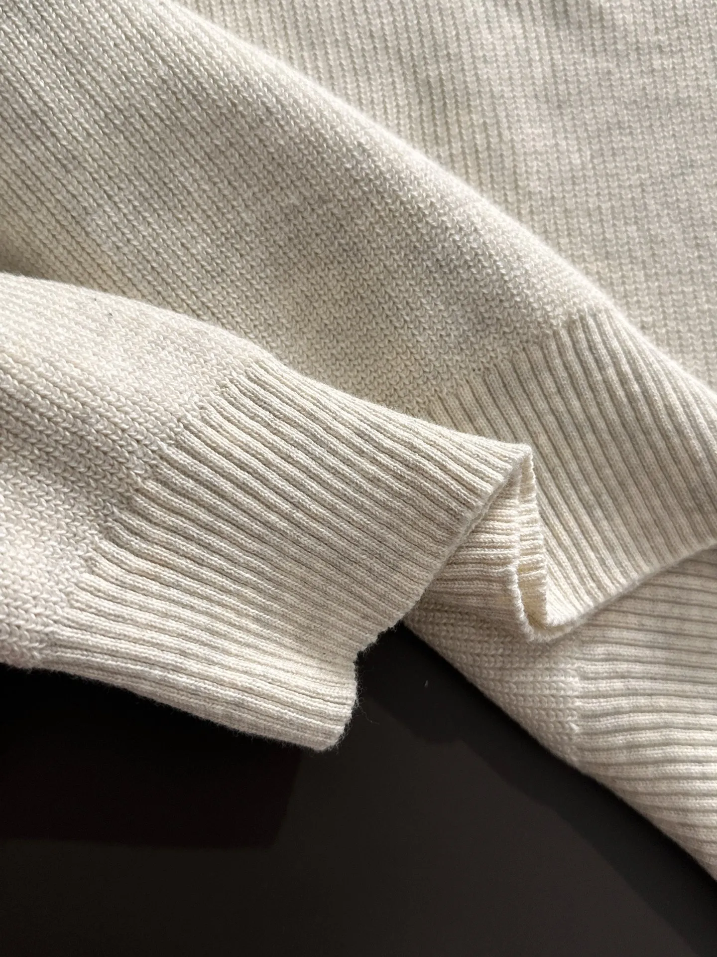 Next day shipment LP high quality Loro Piana 26ss New Arrival men's short-sleeved T-shirt Made of combed cotton yarn knitted cotton fabric, no pressure when entering and exiting the counter Exclusive control of raw materials It feels substantial when weighed, and the upper body is more textured than ordinary T-shirts. This texture can cope with the weather easily and is suitable for both hot and cold! Loose fit design, looks noble. The only correct version is available Size: M to XXXL